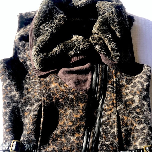 Miss Me Jackets & Blazers - Miss Me vest. Small . Leopard print.
